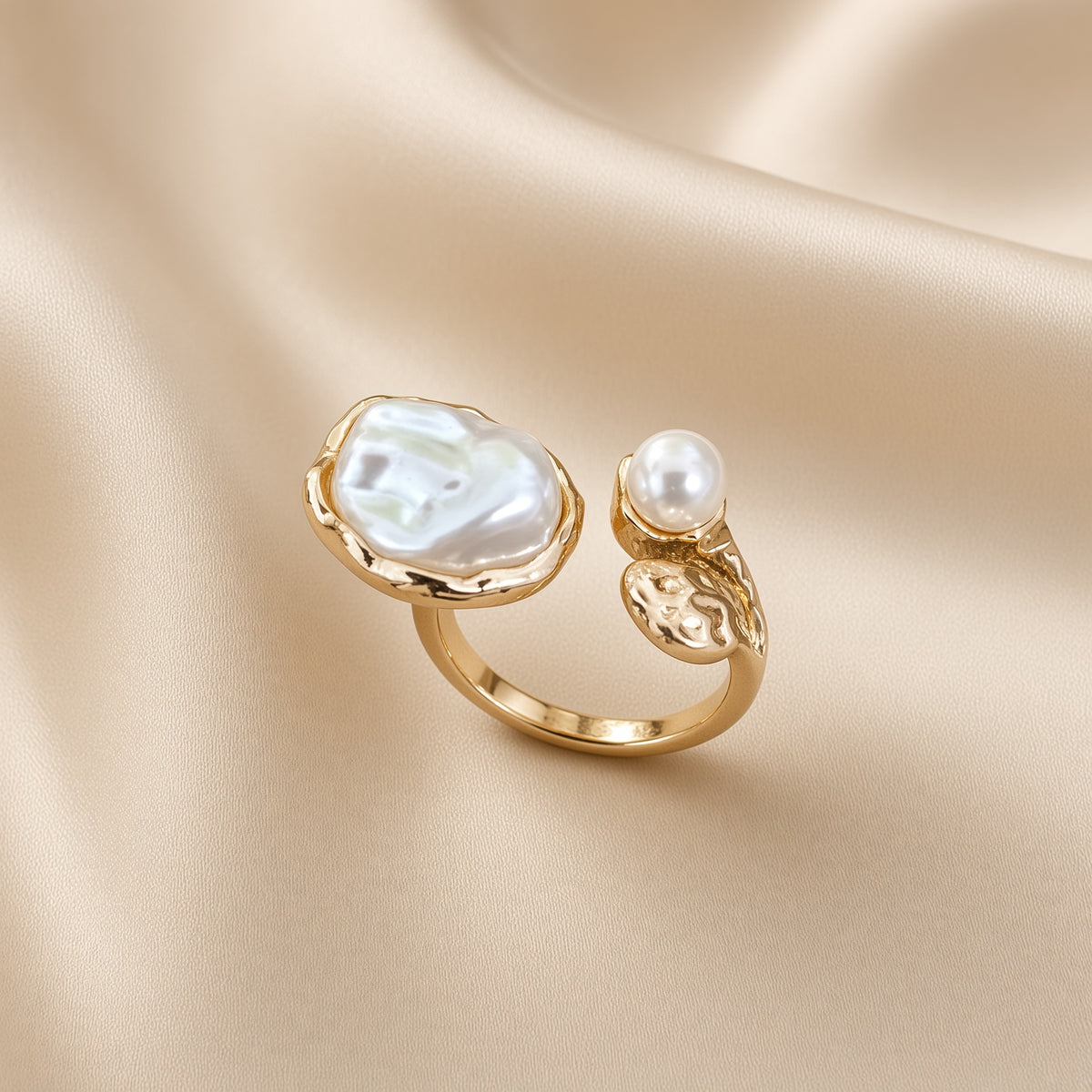 Baroque Mother Pearl Embrace Ring distinct 1