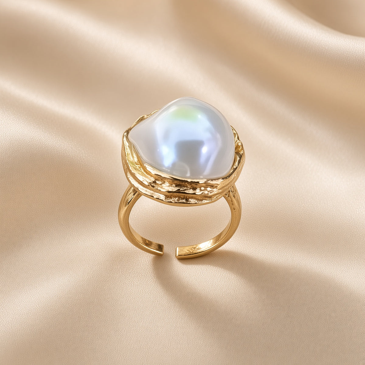 Baroque Mother Pearl Embrace Ring Charisma
