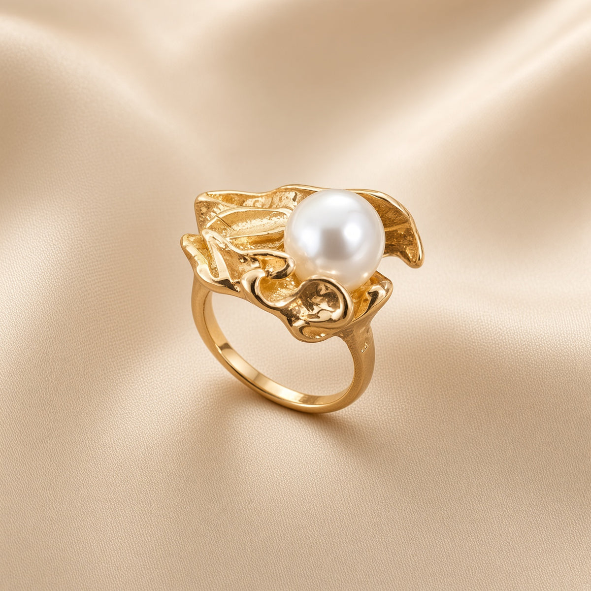 Baroque Mother Pearl Embrace Ring Flower